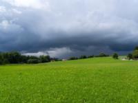 Eine dramatische Regenfront nähert sich rasant